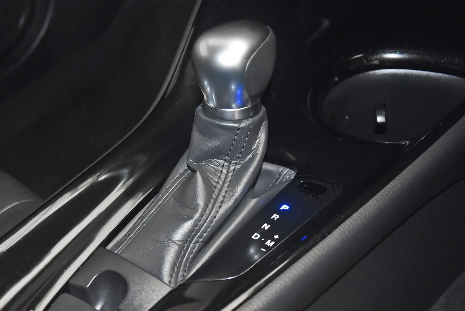 2017 Toyota C-HR Gallery Image 14