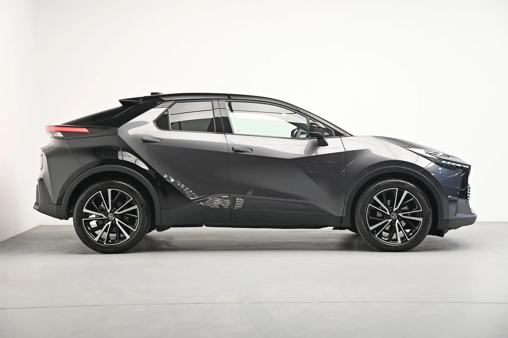 2023 Toyota C-Hr Gallery Image 3