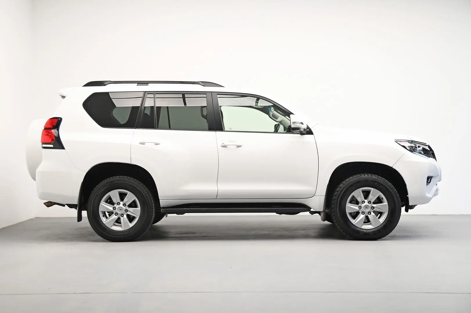 2022 Toyota Landcruiser Prado Gallery Image 3