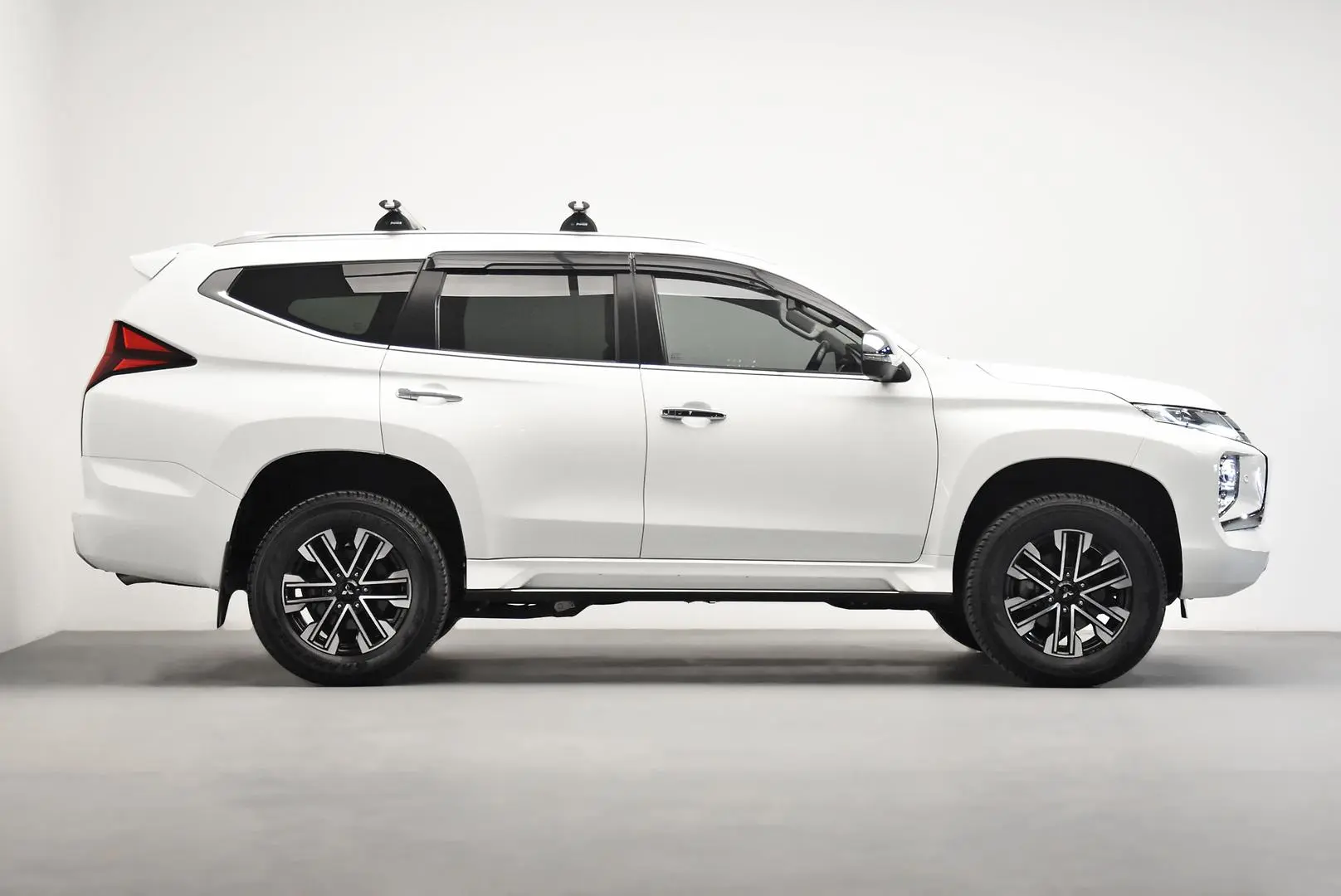 2022 Mitsubishi Pajero Sport Gallery Image 3