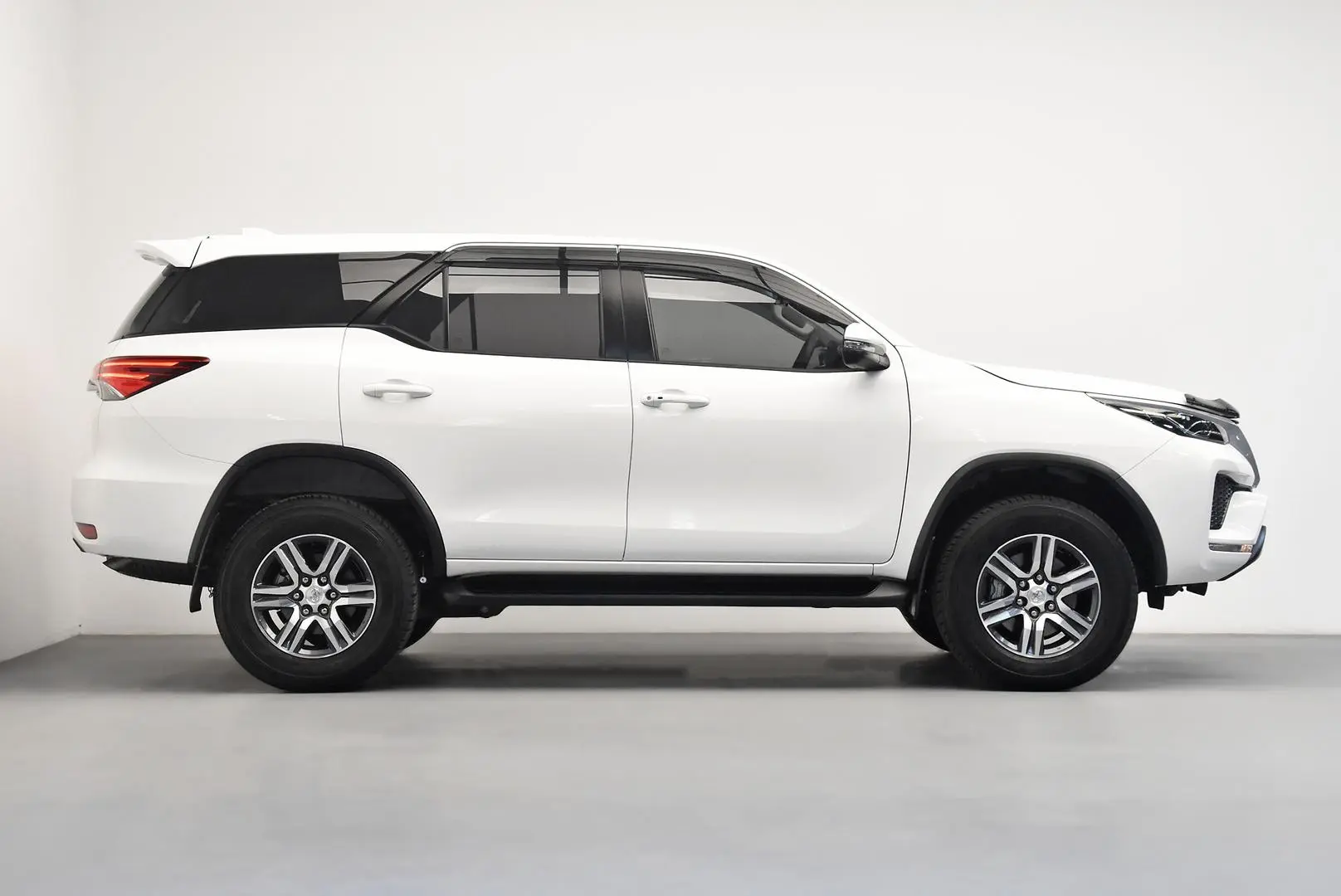 2025 Toyota Fortuner Gallery Image 3