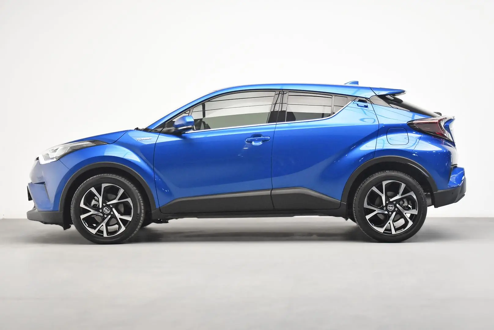 2017 Toyota C-HR Gallery Image 4