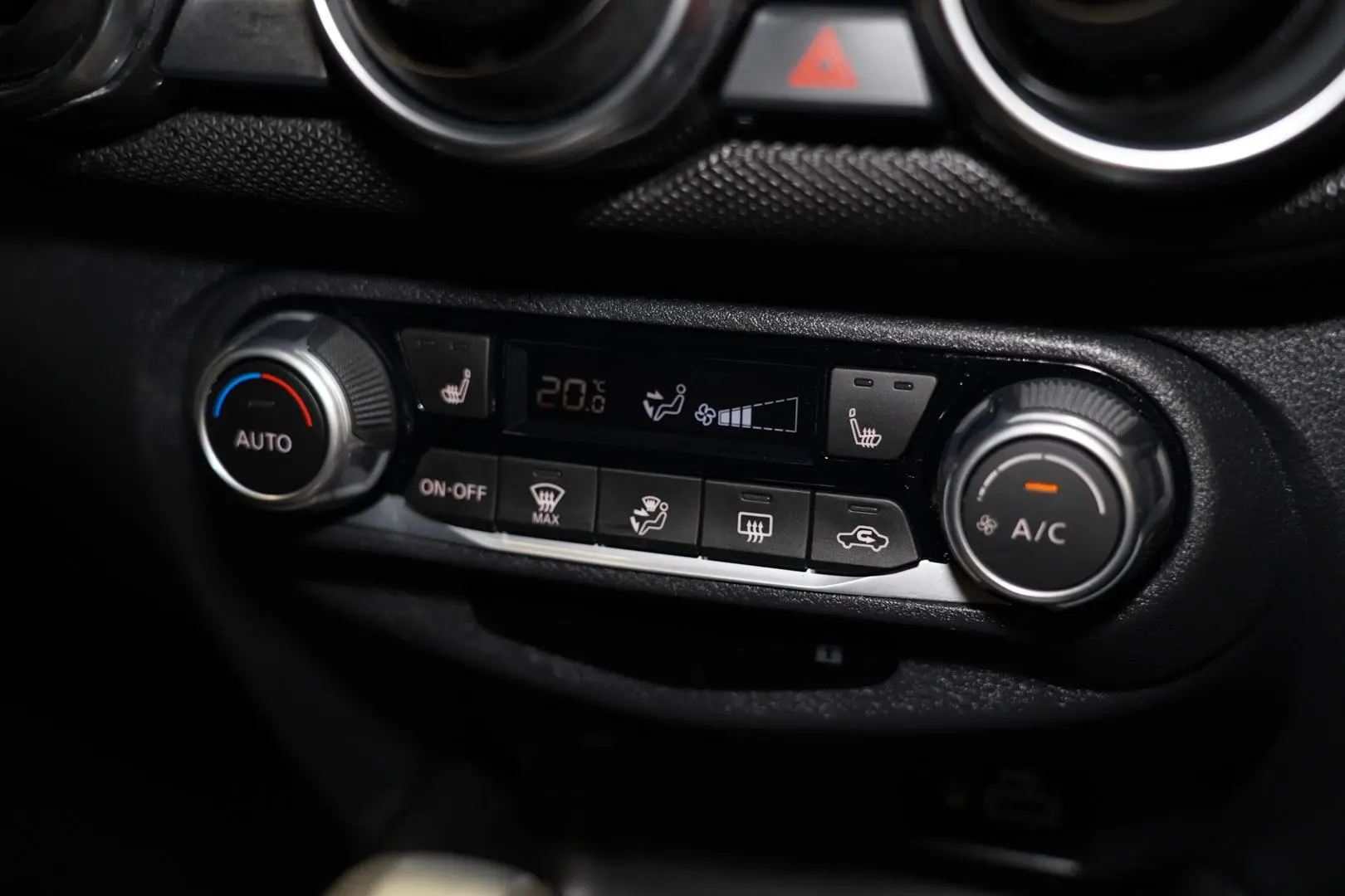 2020 Nissan JUKE Gallery Image 15