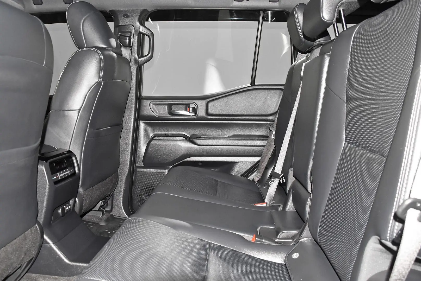 2025 Toyota Landcruiser Prado Gallery Image 18