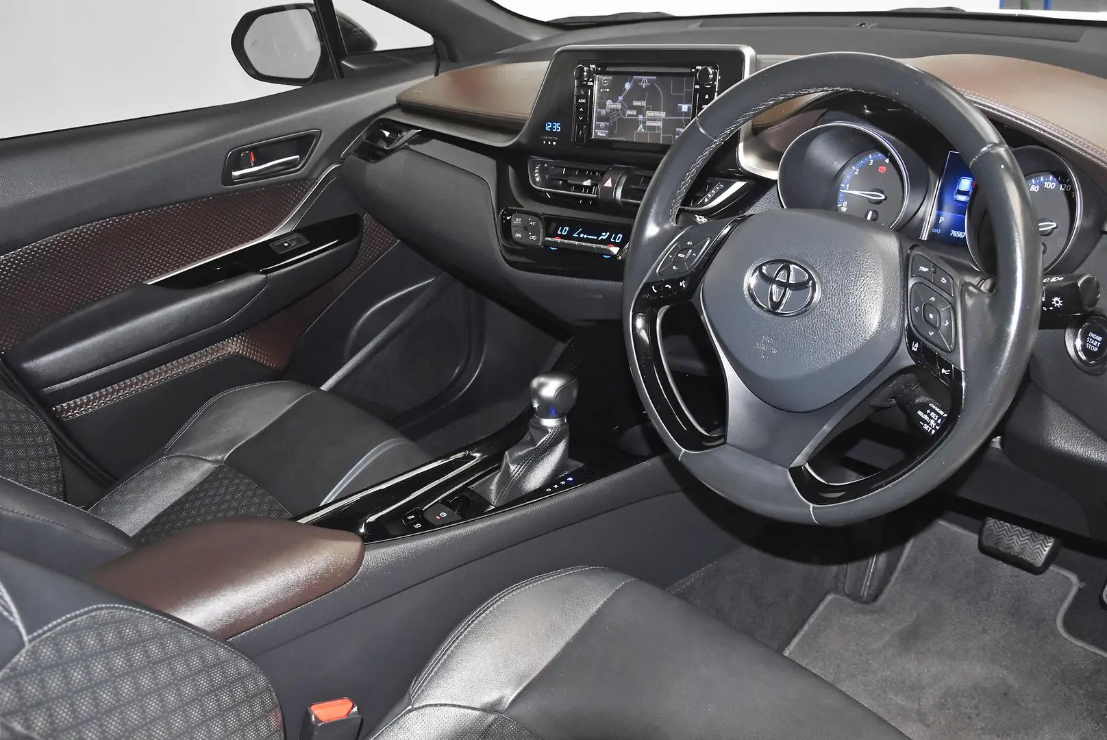 2018 Toyota C-HR Gallery Image 9