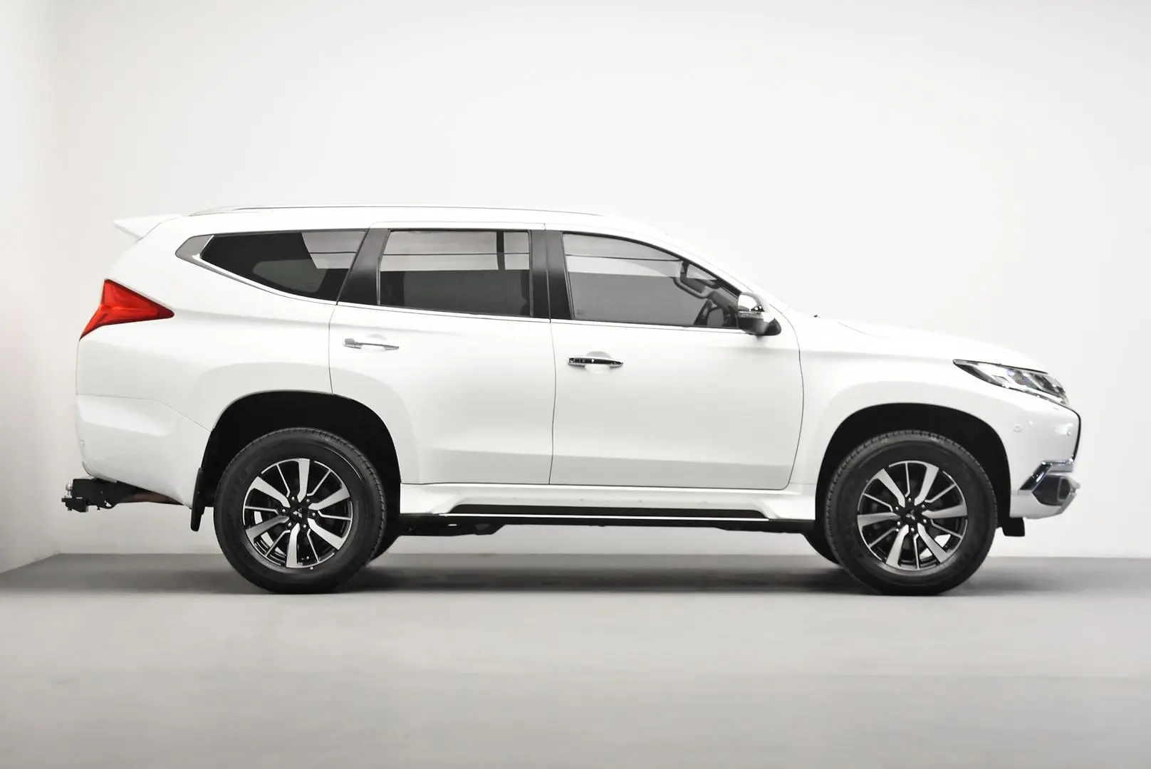 2018 Mitsubishi Pajero Sport Gallery Image 3