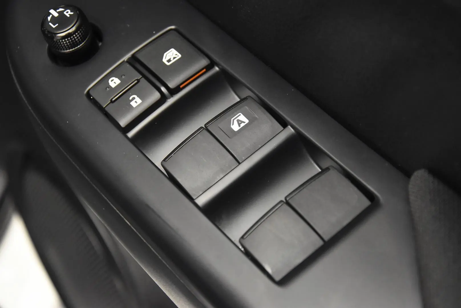 2025 Toyota Hilux Gallery Image 9