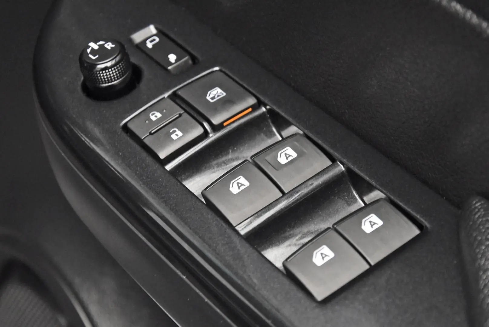 2025 Toyota Hilux Gallery Image 9