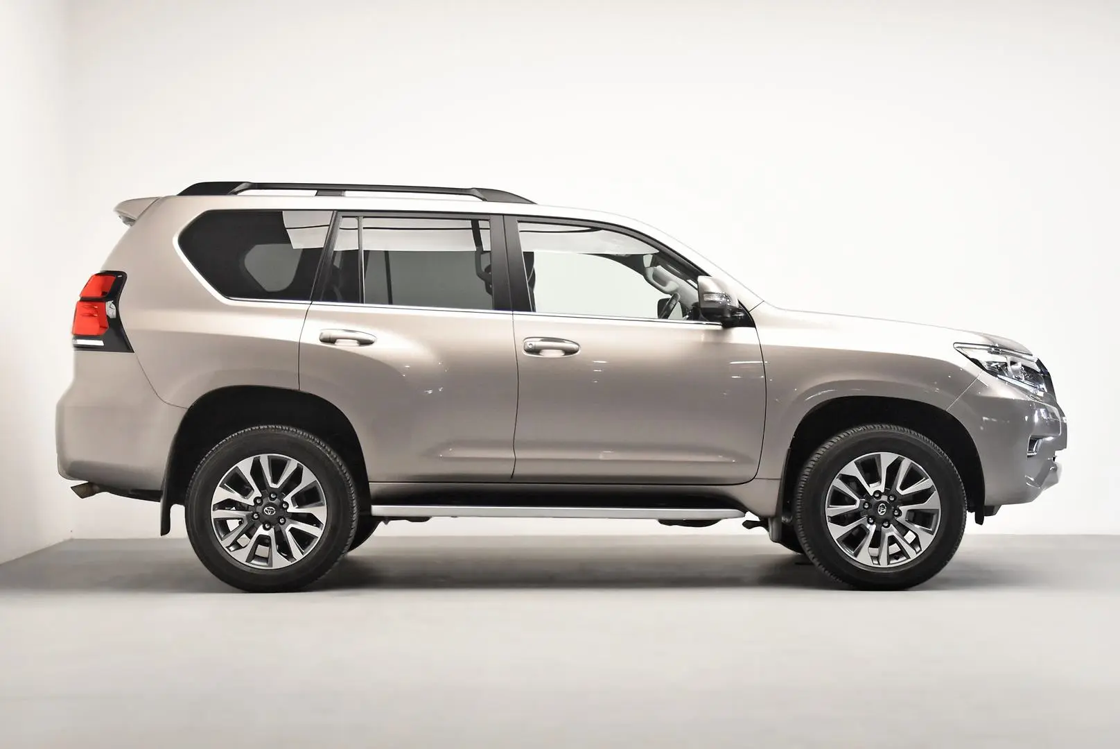 2023 Toyota Landcruiser Prado Gallery Image 3