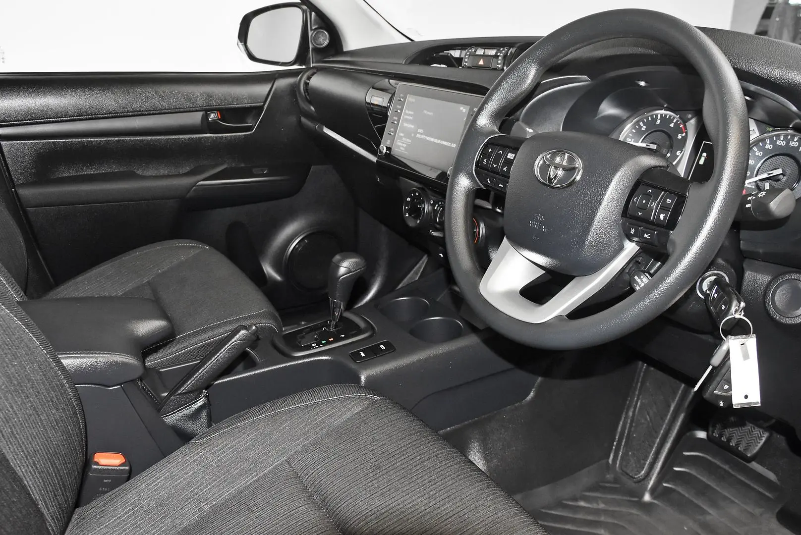 2025 Toyota Hilux Gallery Image 8