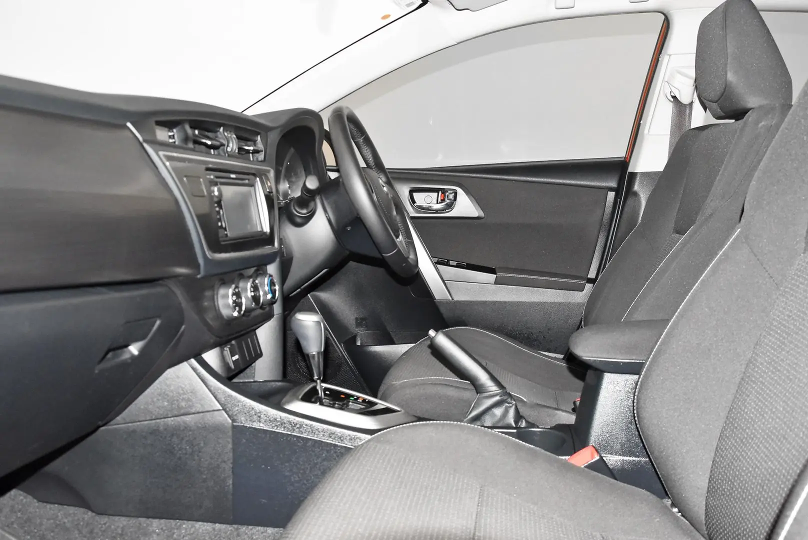 2015 Toyota Corolla Gallery Image 17