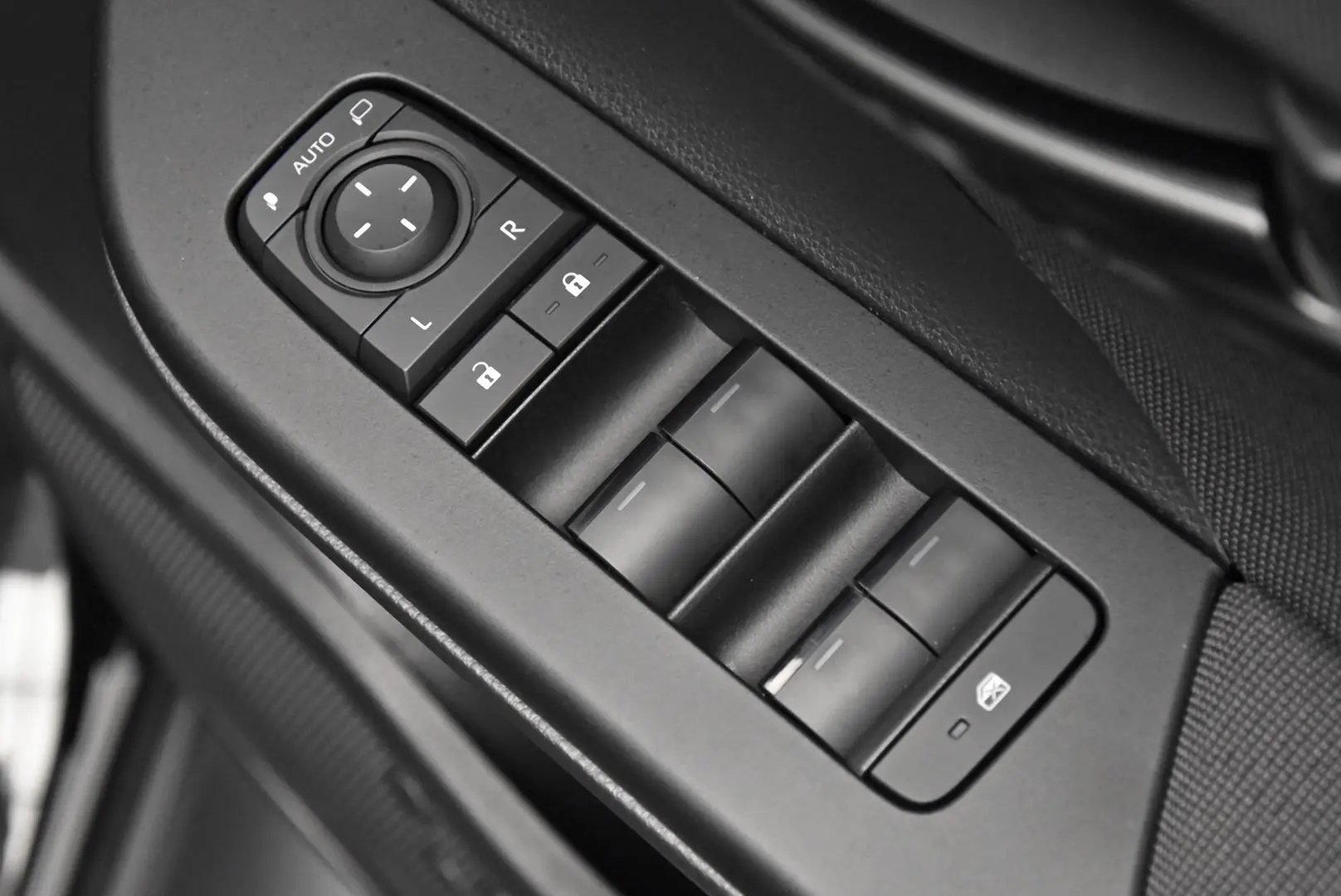 2025 Toyota C-HR Gallery Image 9