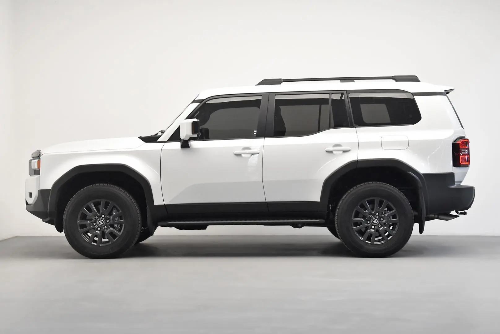 2025 Toyota Landcruiser Prado Gallery Image 4