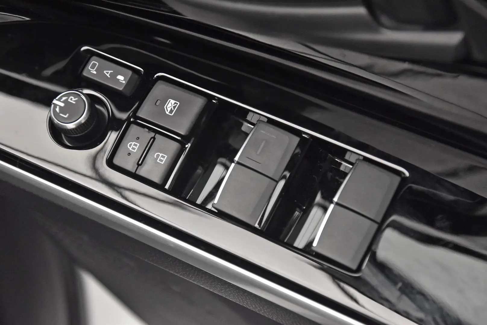 2024 Toyota bZ4X Gallery Image 9