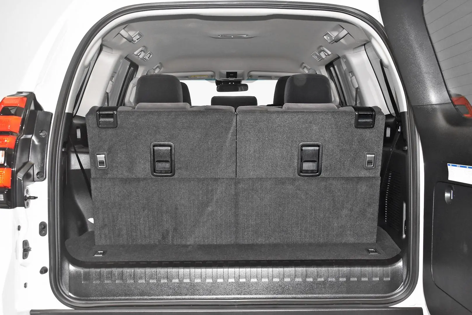 2022 Toyota Landcruiser Prado Gallery Image 20