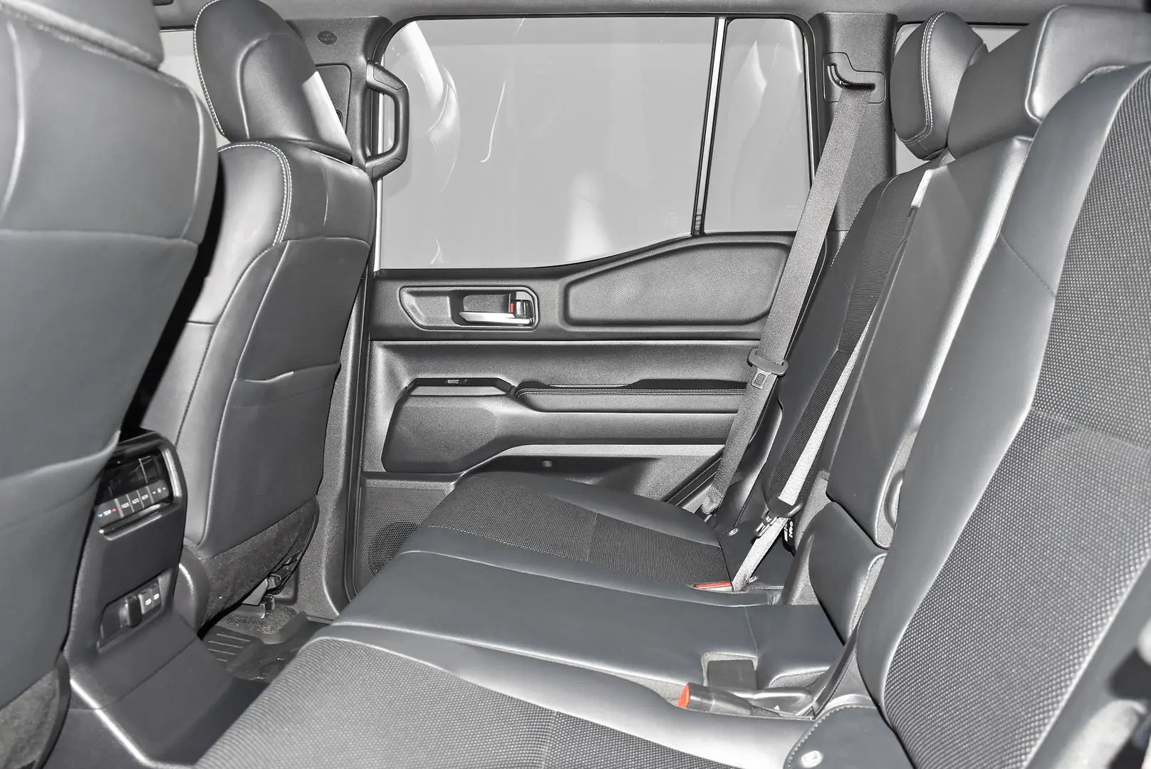 2024 Toyota Landcruiser Prado Gallery Image 19