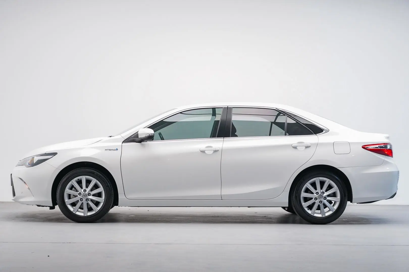 2017 Toyota Camry Gallery Image 3