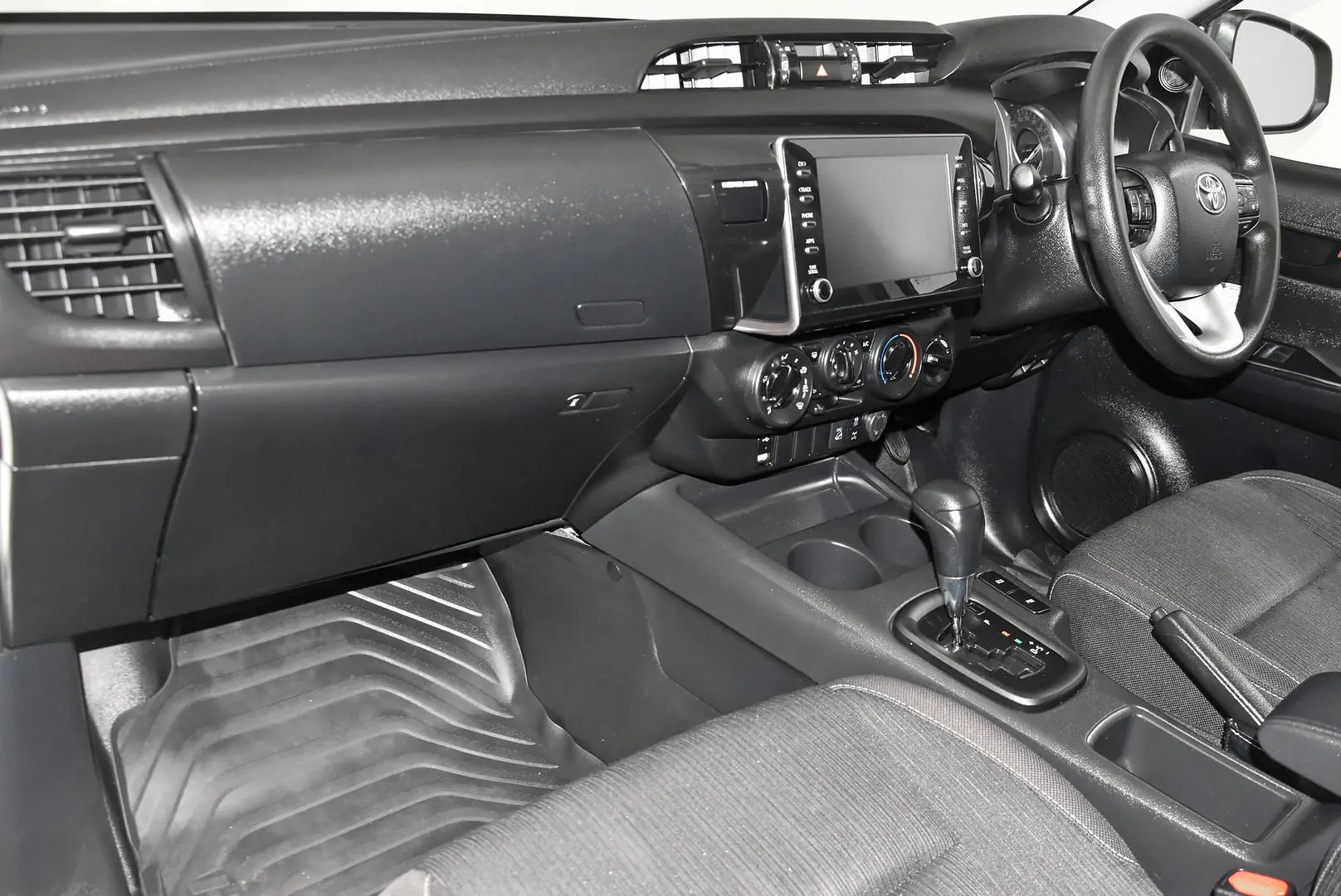 2022 Toyota Hilux Gallery Image 16