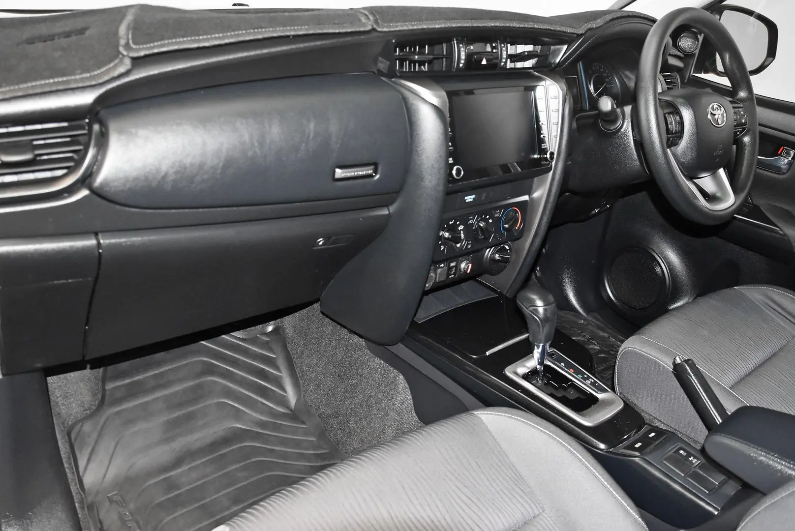 2022 Toyota Fortuner Gallery Image 15