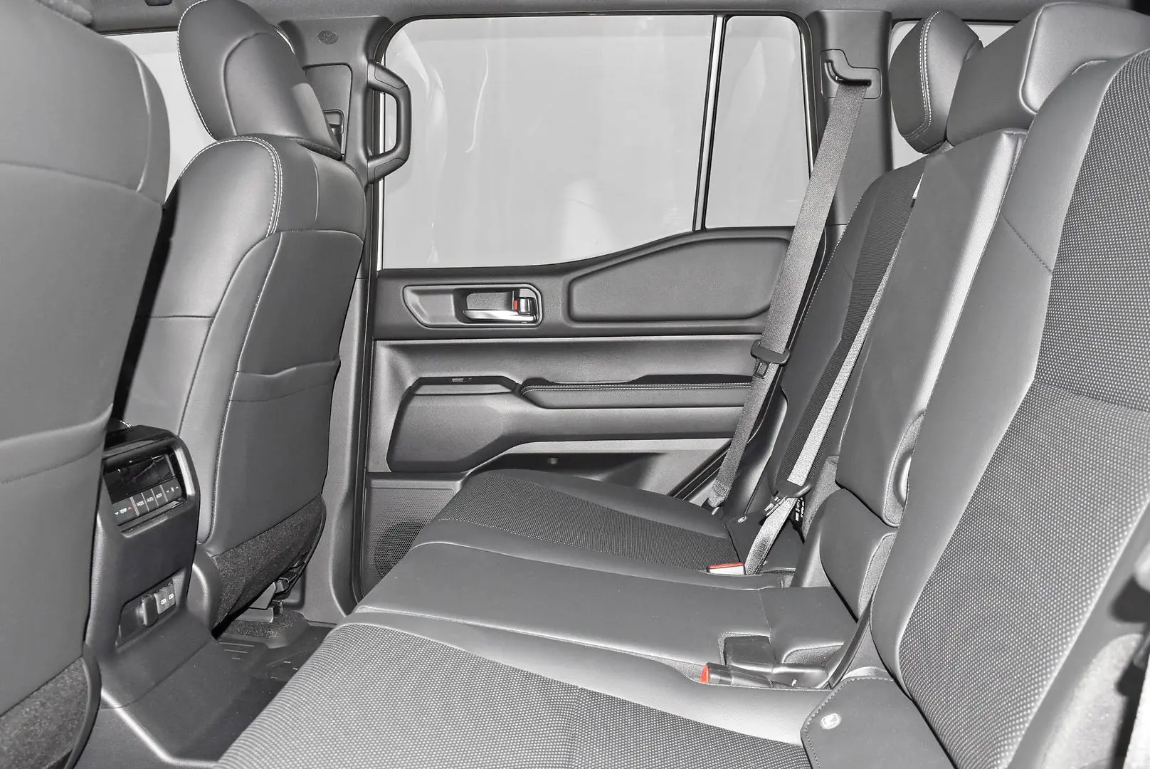 2025 Toyota Landcruiser Prado Gallery Image 19