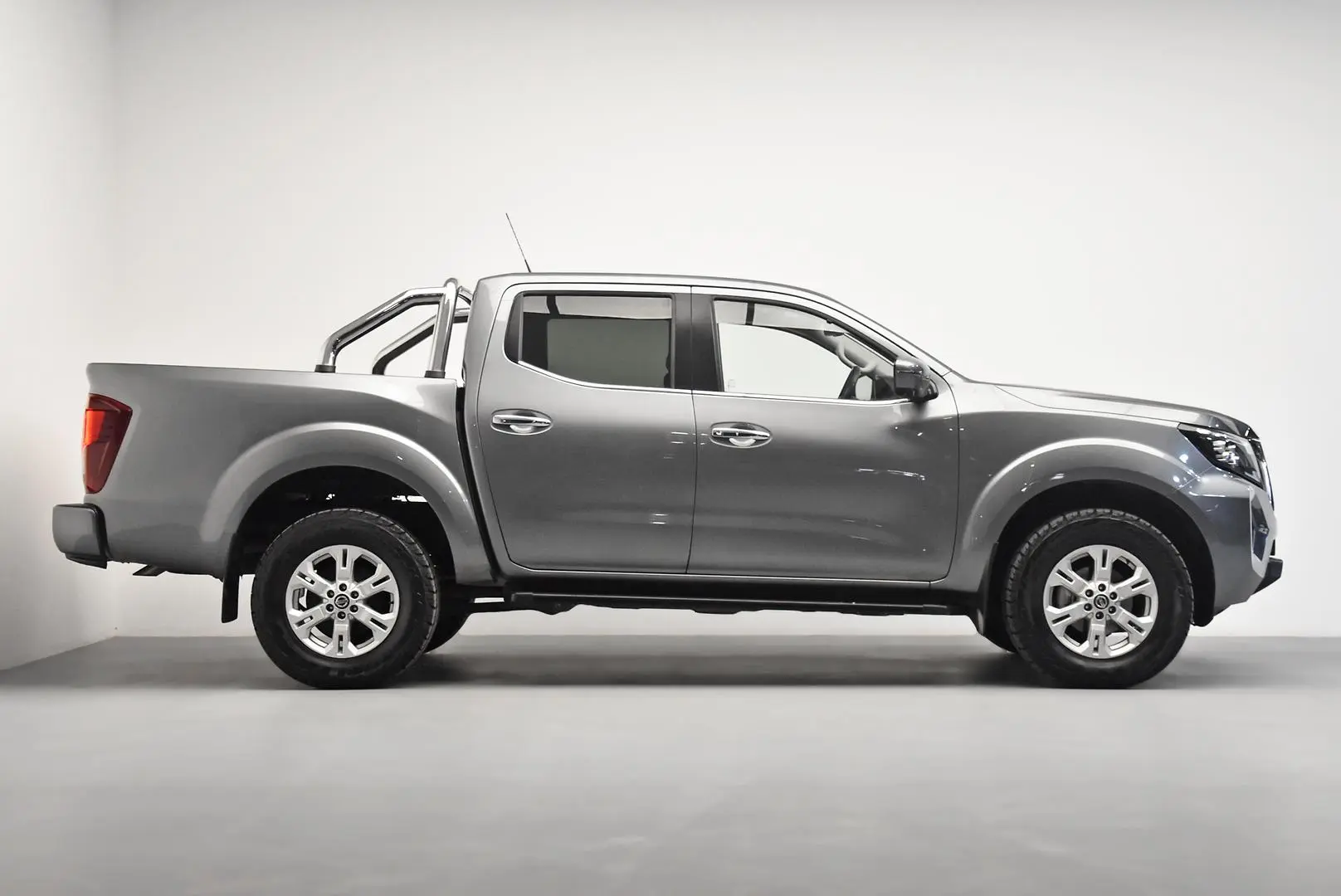 2021 Nissan Navara Gallery Image 3