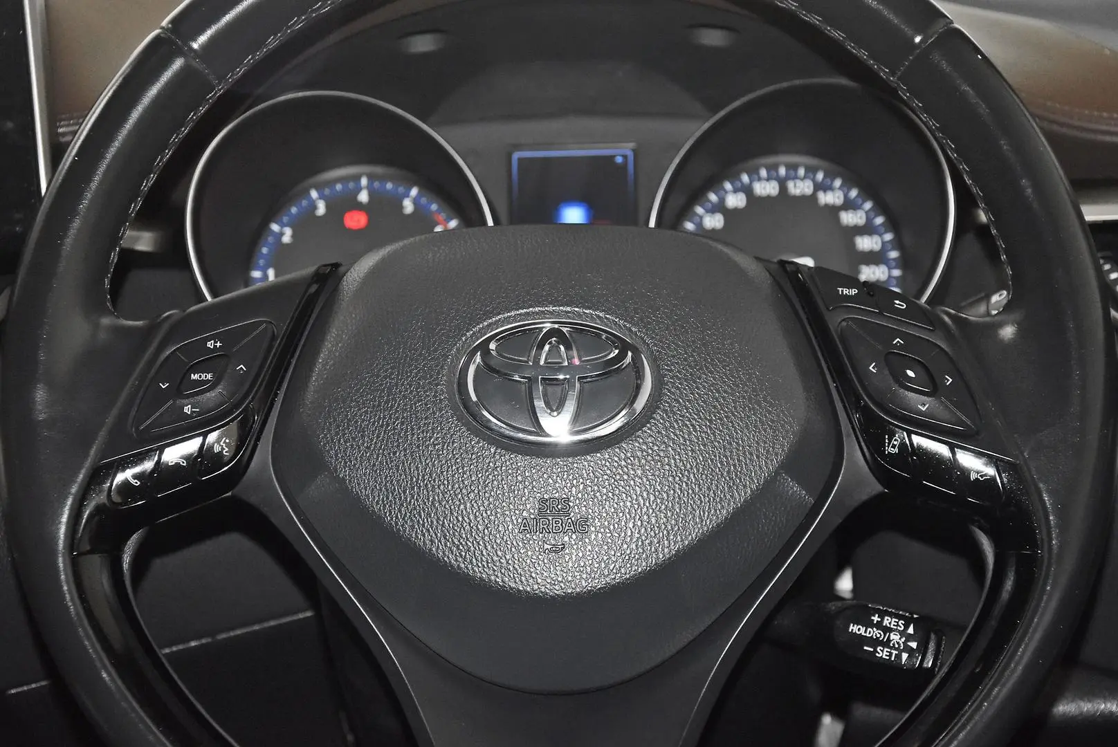 2018 Toyota C-HR Gallery Image 16