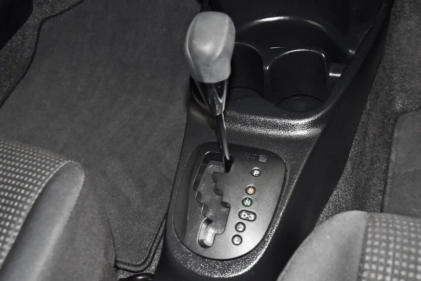 2015 Toyota Yaris Gallery Image 13