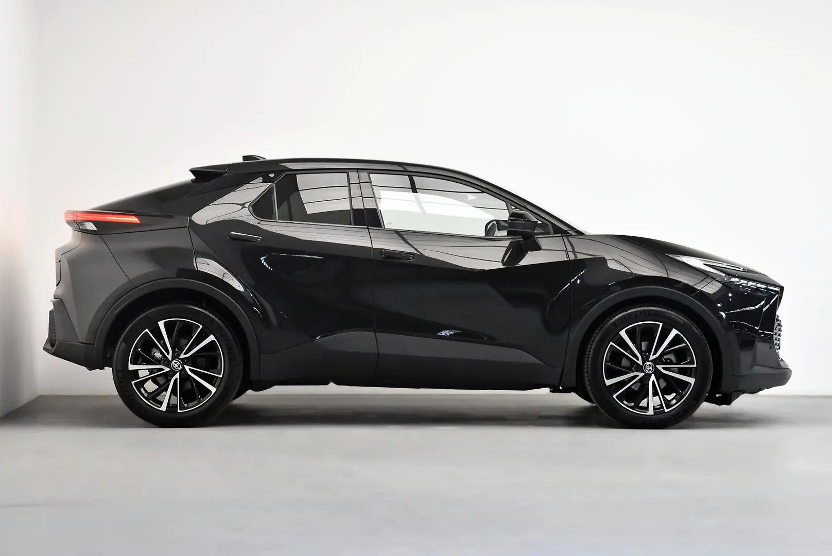 2024 Toyota C-HR Gallery Image 3
