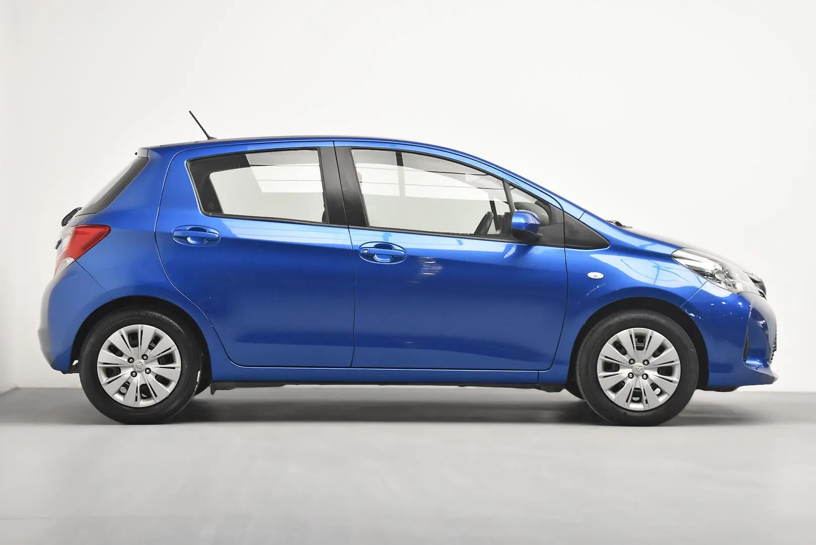 2015 Toyota Yaris Gallery Image 3