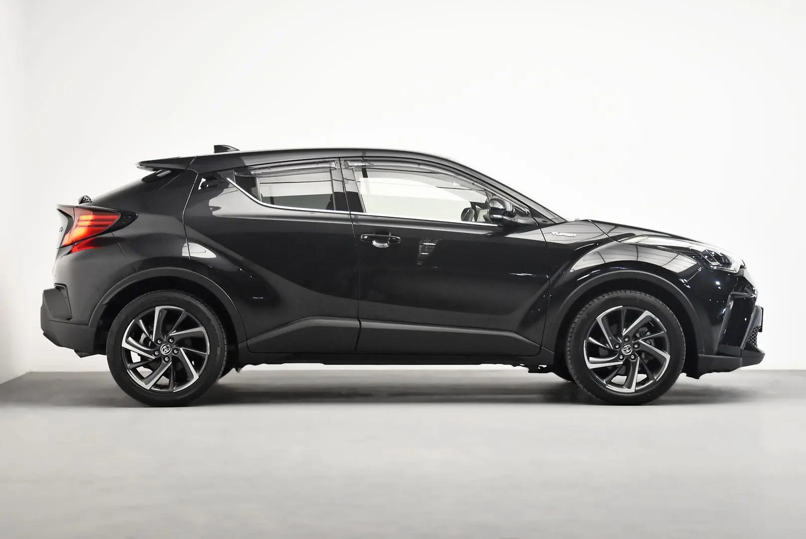 2022 Toyota C-HR Gallery Image 3
