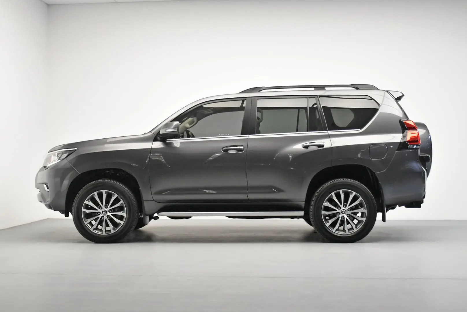 2023 Toyota Landcruiser Prado Gallery Image 4