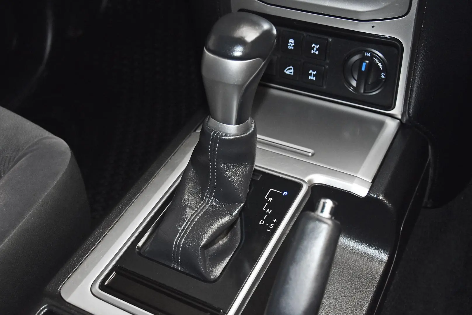 2019 Toyota Landcruiser Prado Gallery Image 12