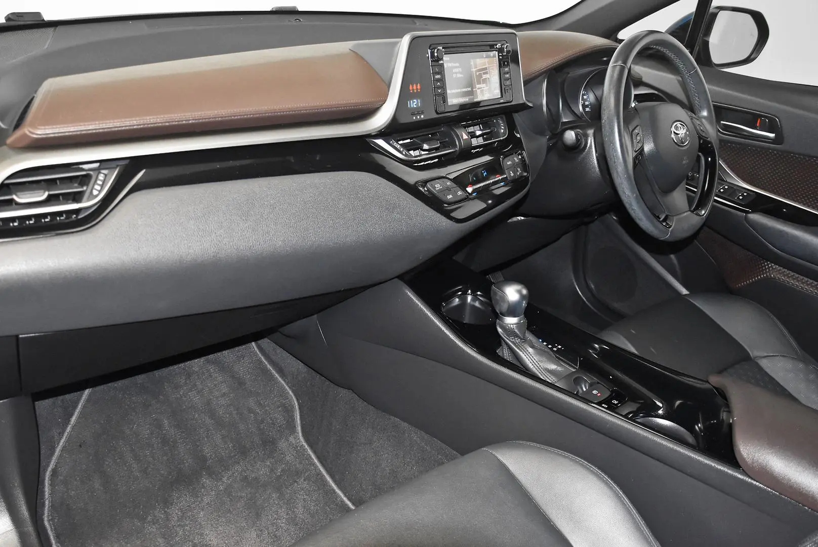 2017 Toyota C-HR Gallery Image 17