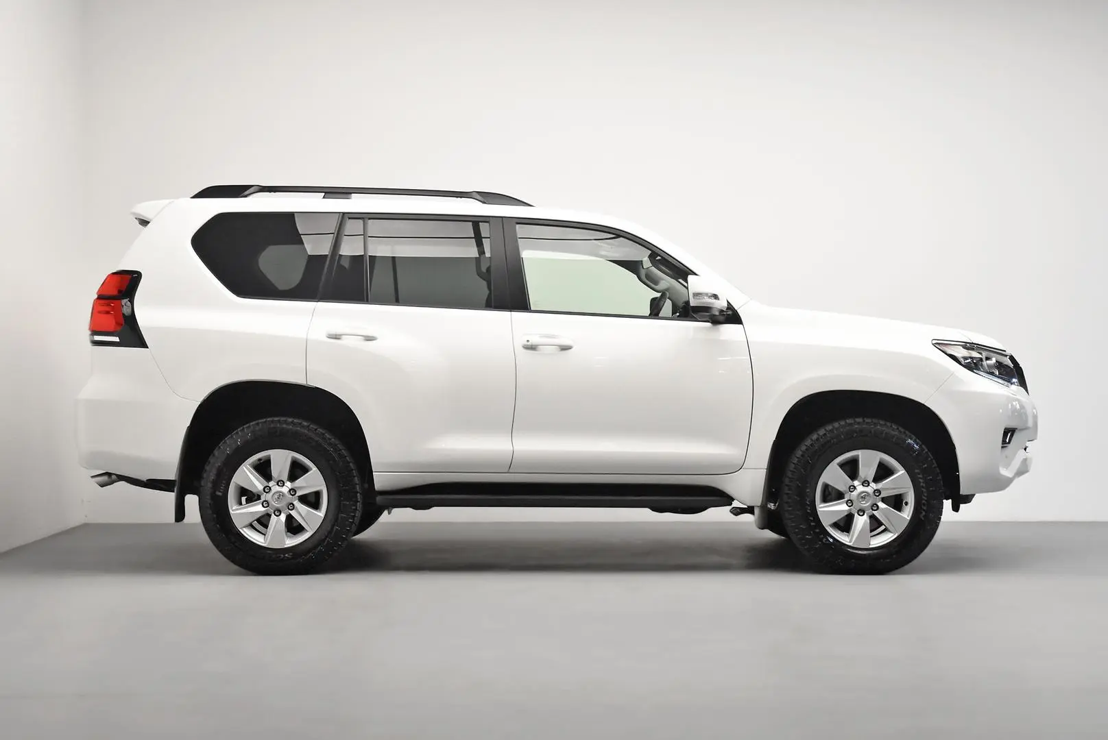 2023 Toyota Landcruiser Prado Gallery Image 3