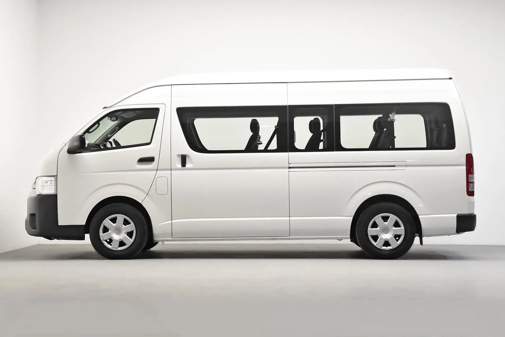 2017 Toyota Hiace Gallery Image 4