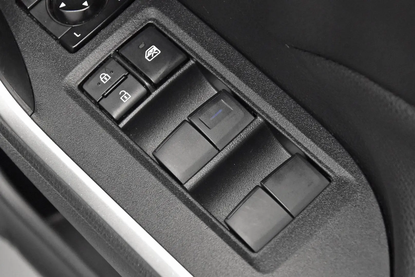 2019 Toyota RAV4 Gallery Image 9