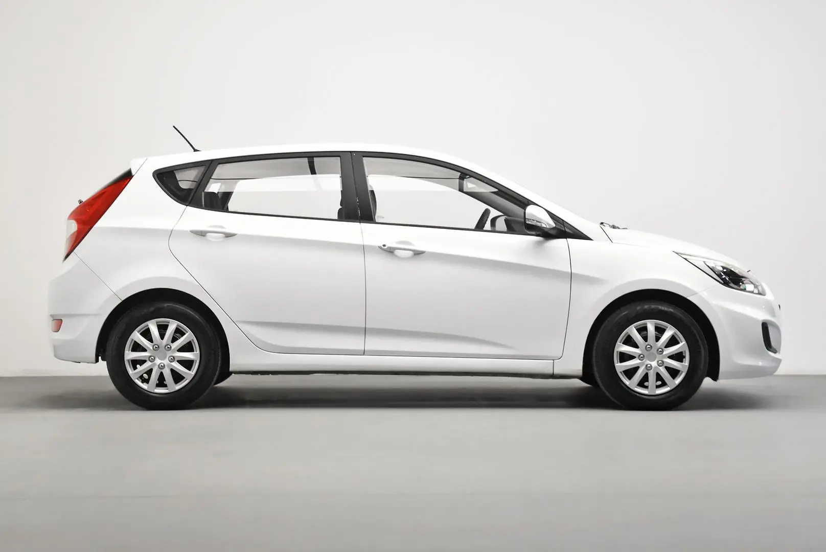 2016 Hyundai Accent Gallery Image 3