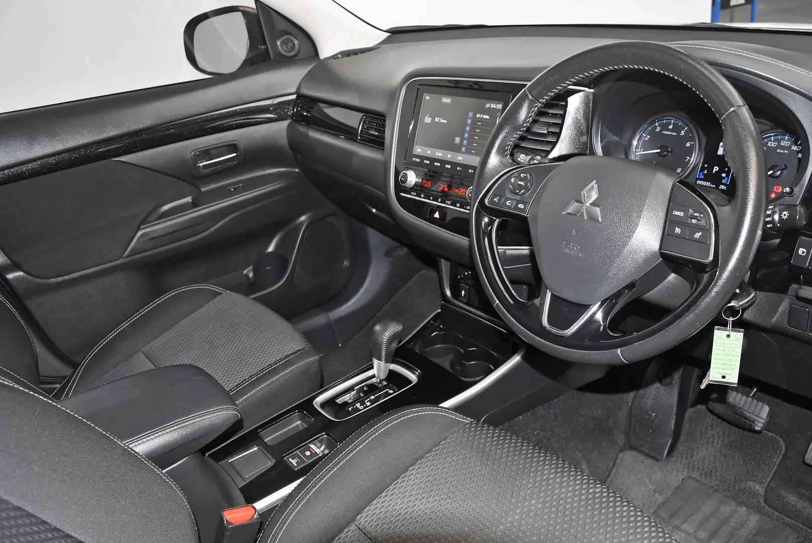 2019 Mitsubishi Outlander Gallery Image 8