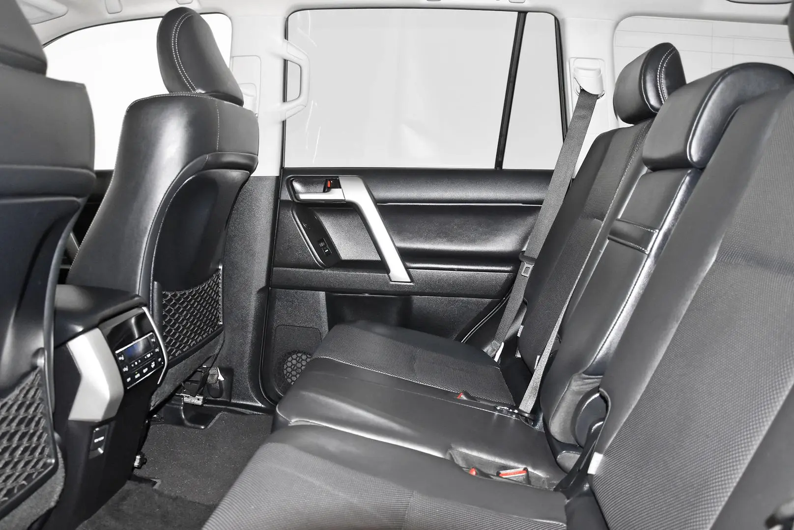 2023 Toyota Landcruiser Prado Gallery Image 17