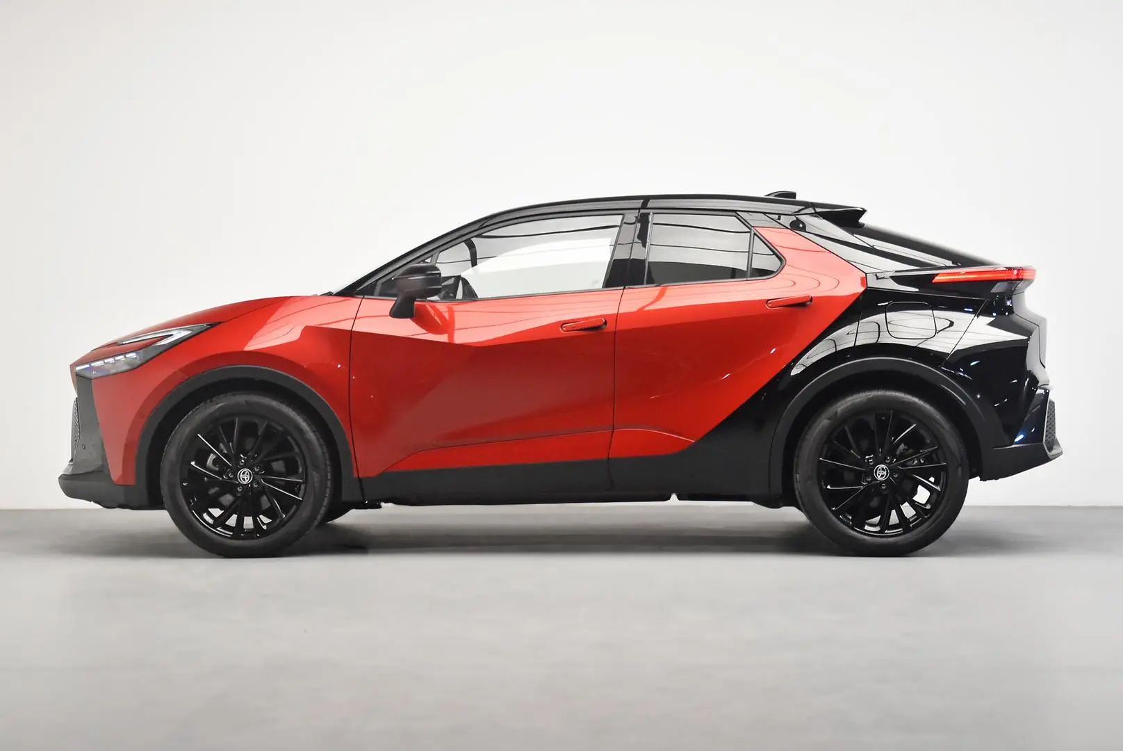 2023 Toyota C-HR Gallery Image 4
