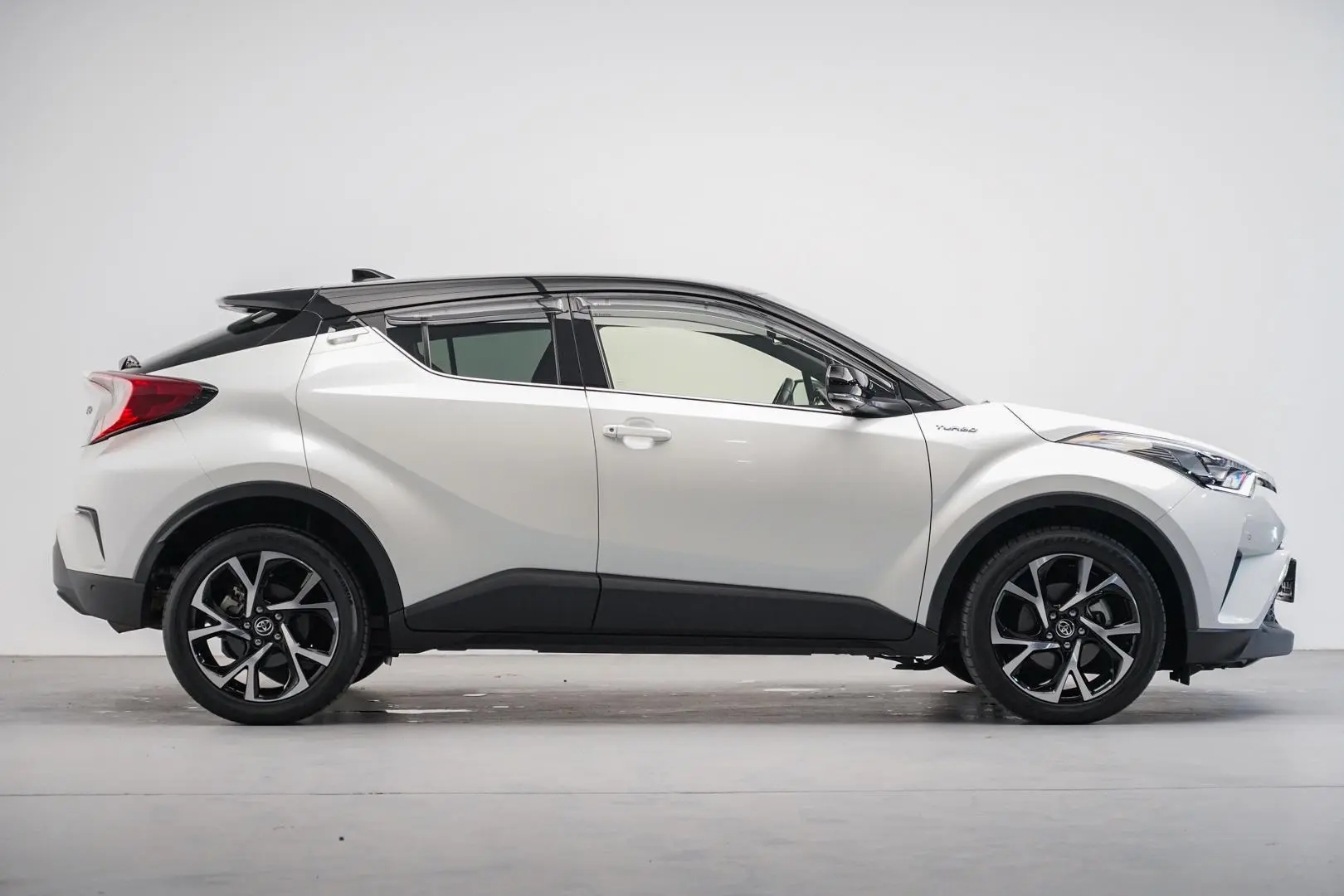 2018 Toyota C-HR Gallery Image 2
