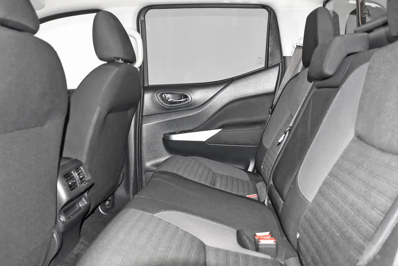 2021 Nissan Navara Gallery Image 17