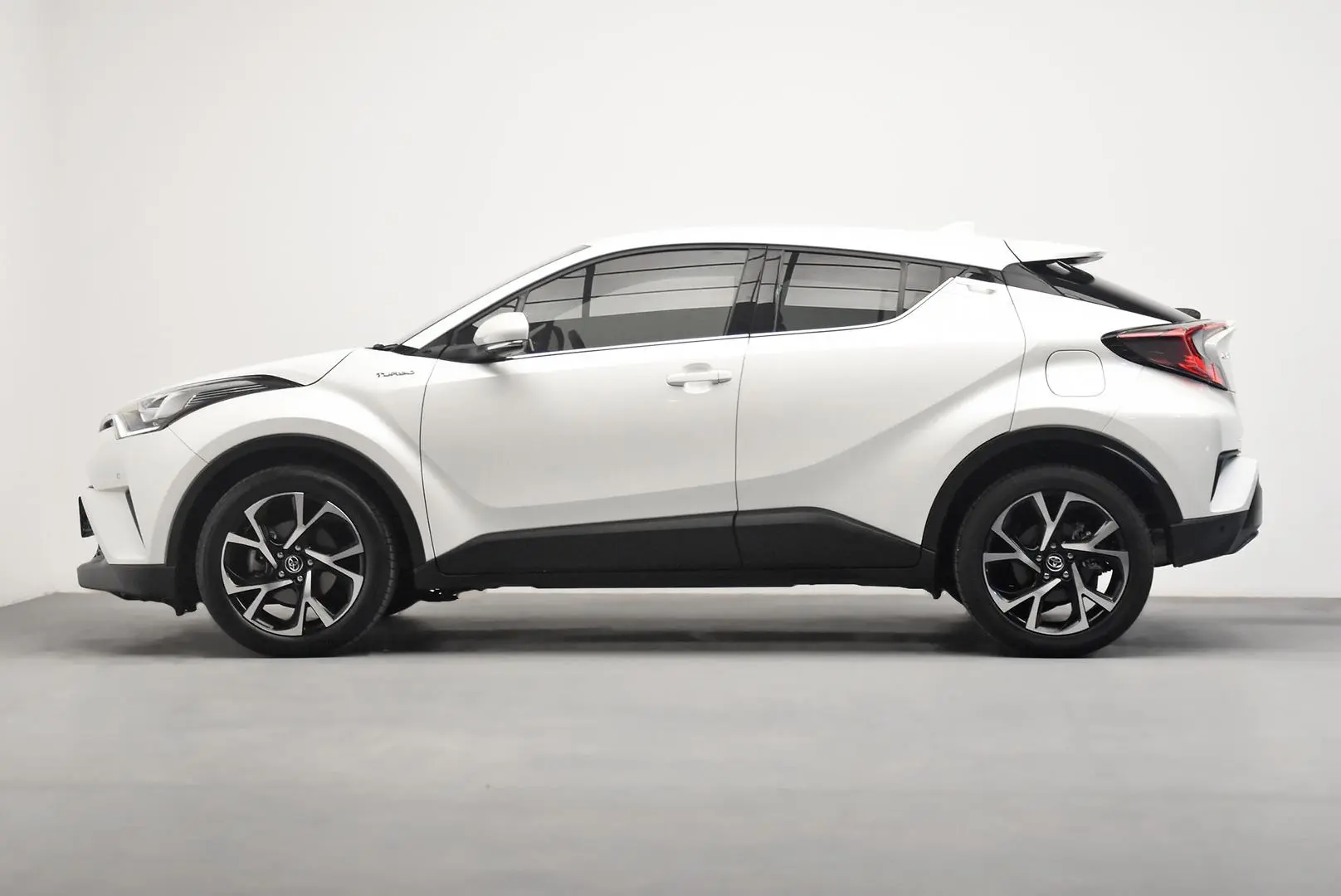 2017 Toyota C-HR Gallery Image 4