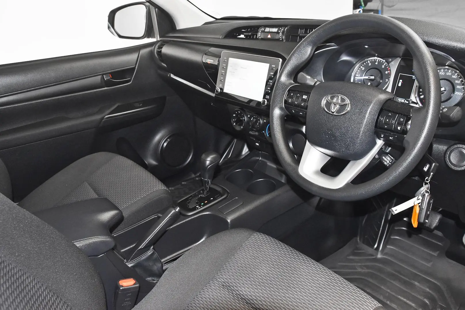 2024 Toyota Hilux Gallery Image 8