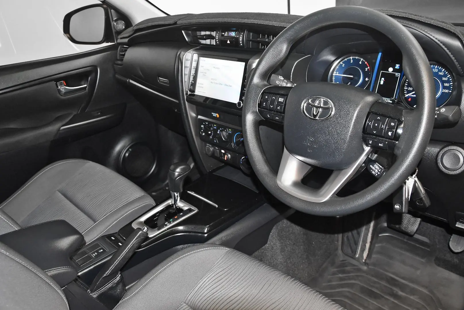 2022 Toyota Fortuner Gallery Image 7