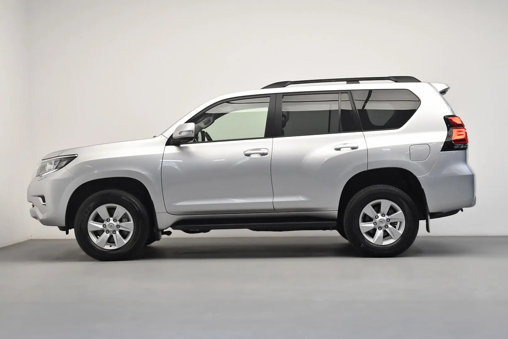 2023 Toyota Landcruiser Prado Gallery Image 4