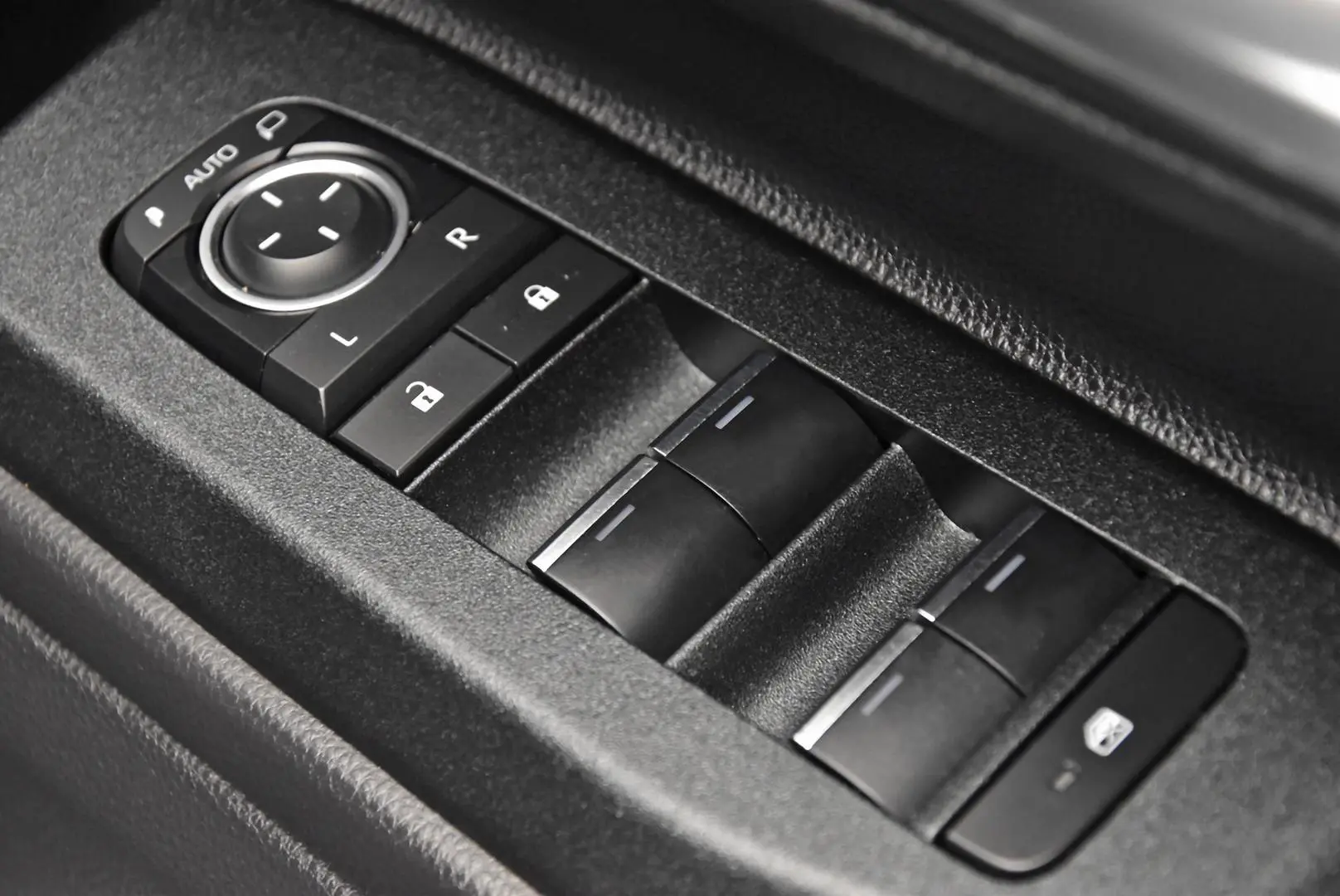 2025 Toyota Landcruiser Prado Gallery Image 9