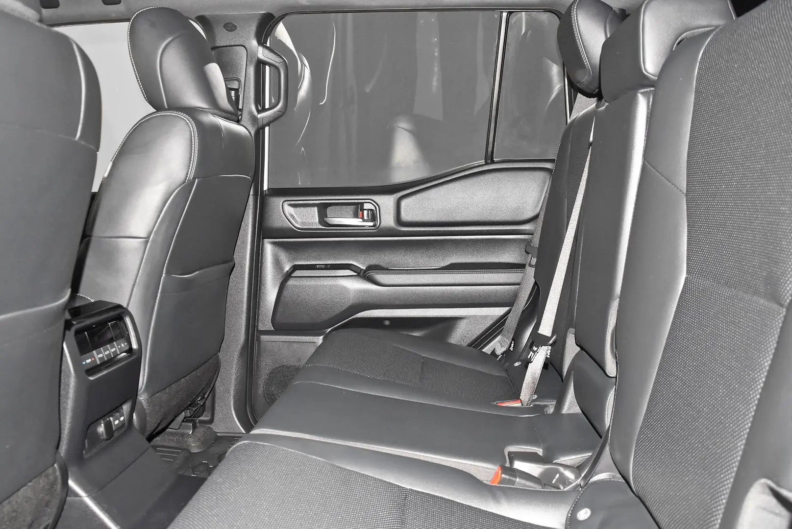 2025 Toyota Landcruiser Prado Gallery Image 17