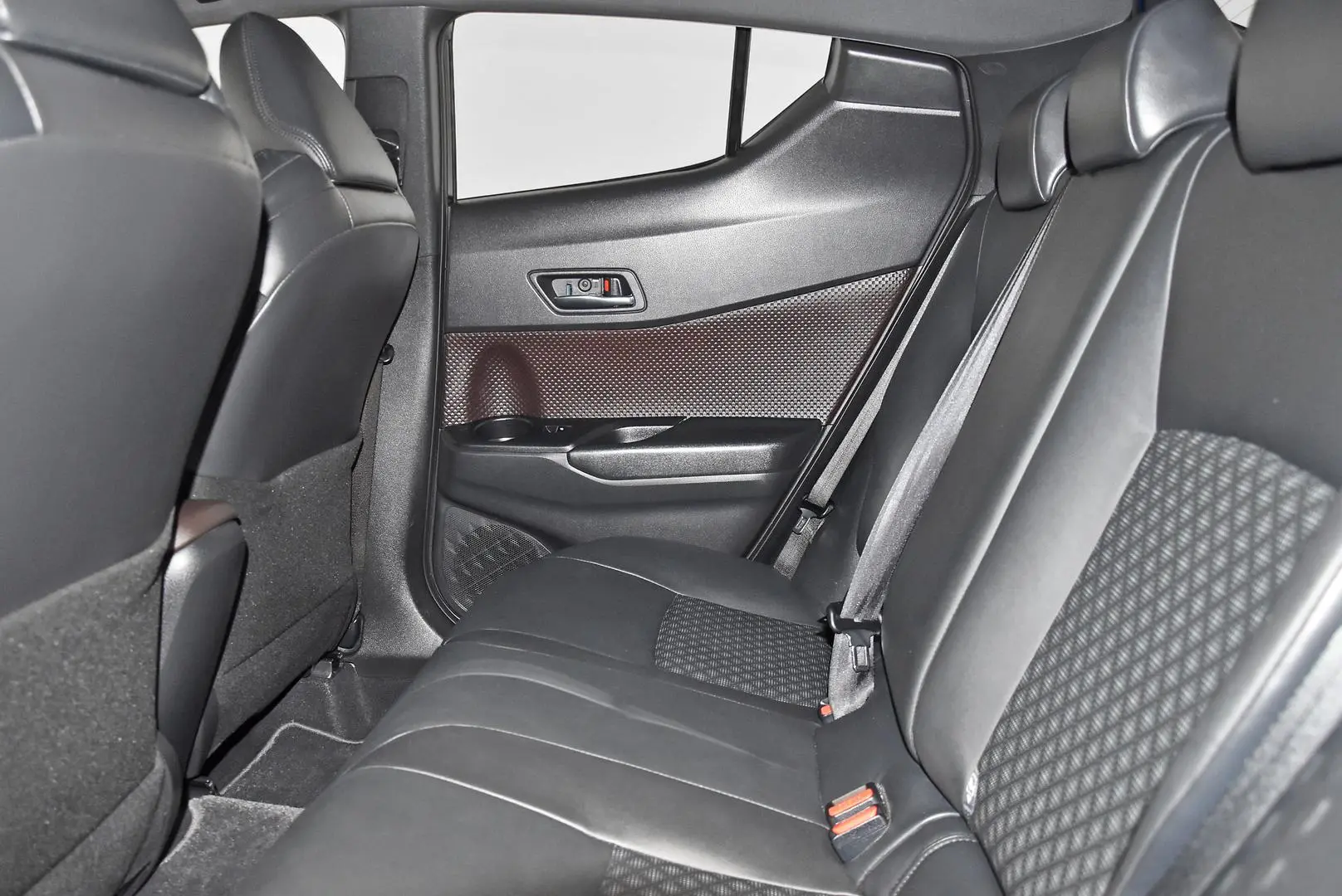 2017 Toyota C-HR Gallery Image 19