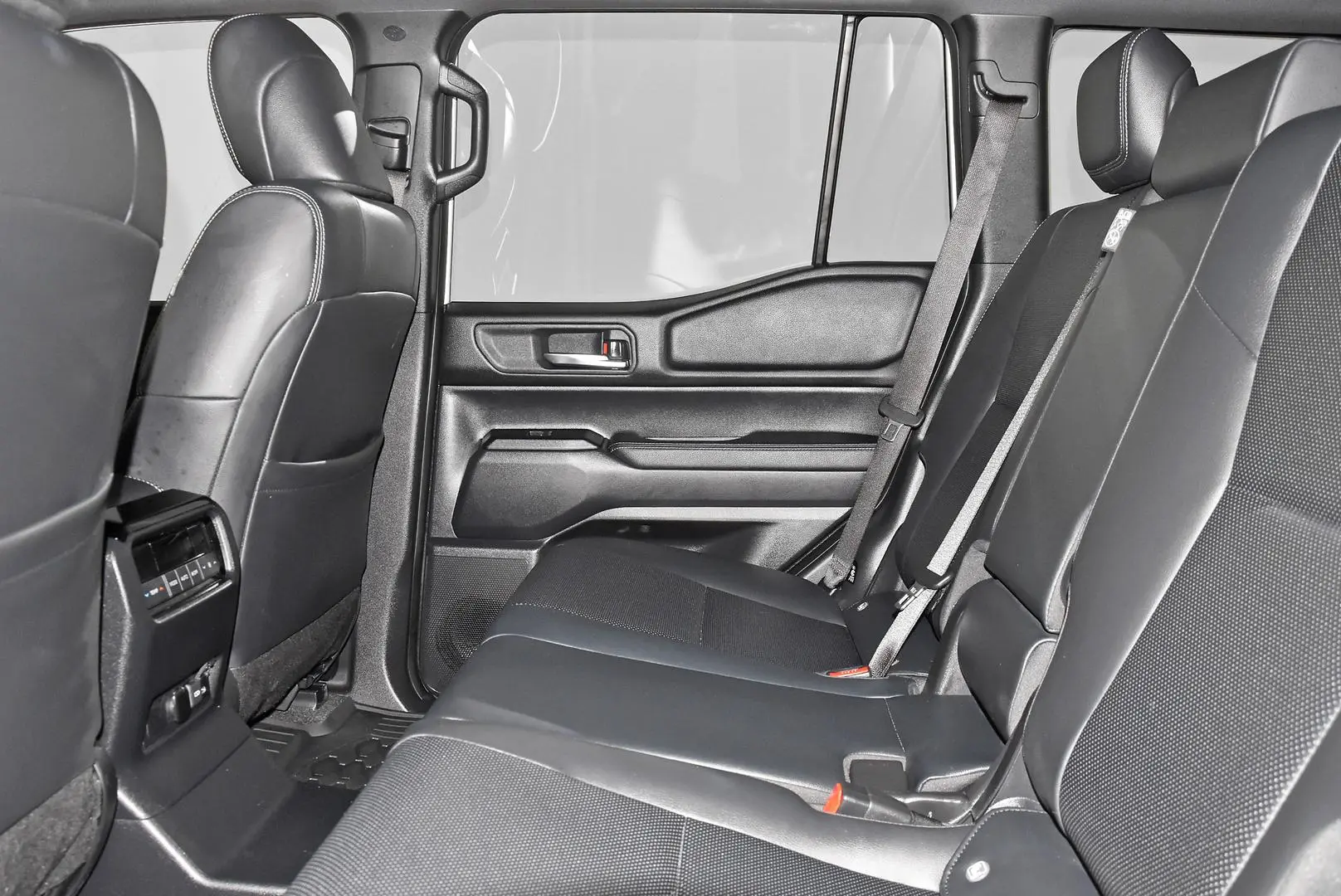 2025 Toyota Landcruiser Prado Gallery Image 18